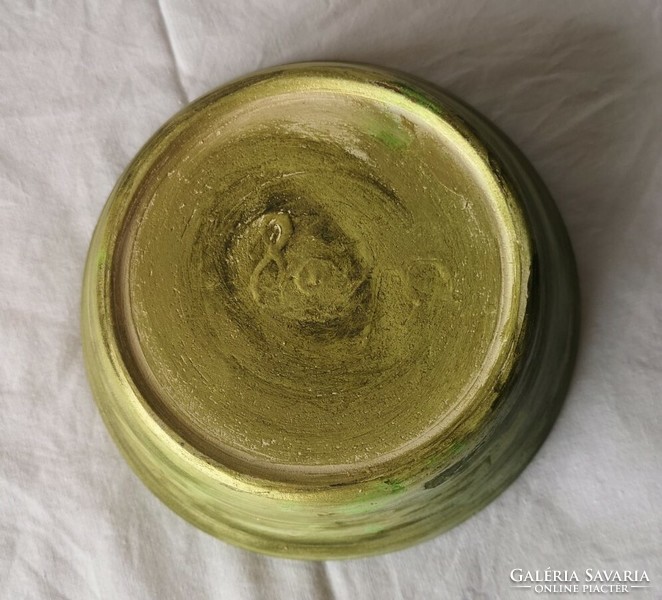 Zöldre festett kerámia tányér, belül virág mintákkal, 13 cm