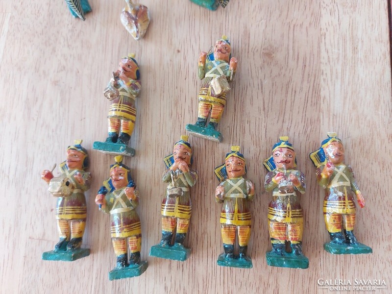(K) Kis indiai fából faragott figurák.