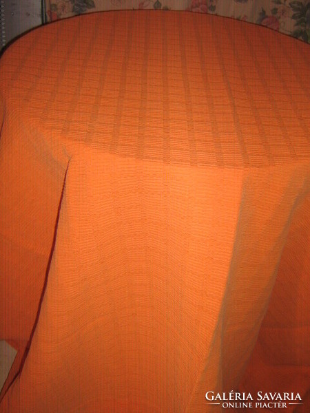 Narancssárga színű ágyterítő