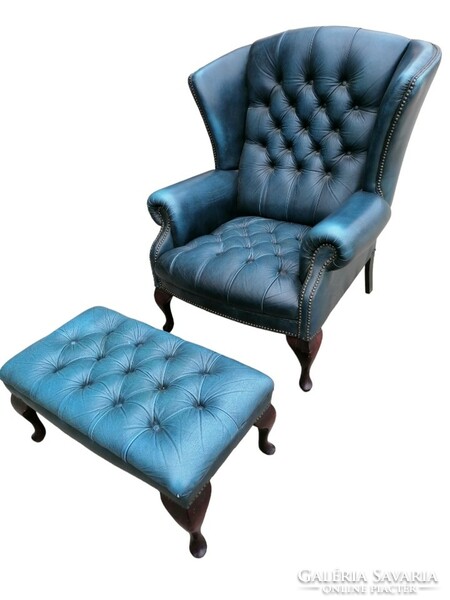 Chesterfield kék színű füles fotel lábtartóval