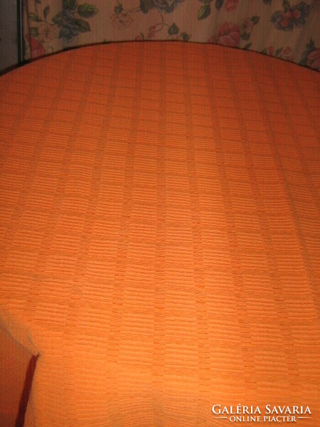 Narancssárga színű ágyterítő
