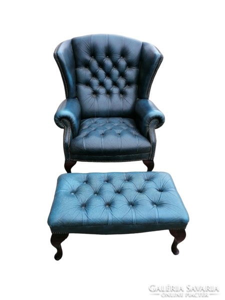 Chesterfield kék színű füles fotel lábtartóval