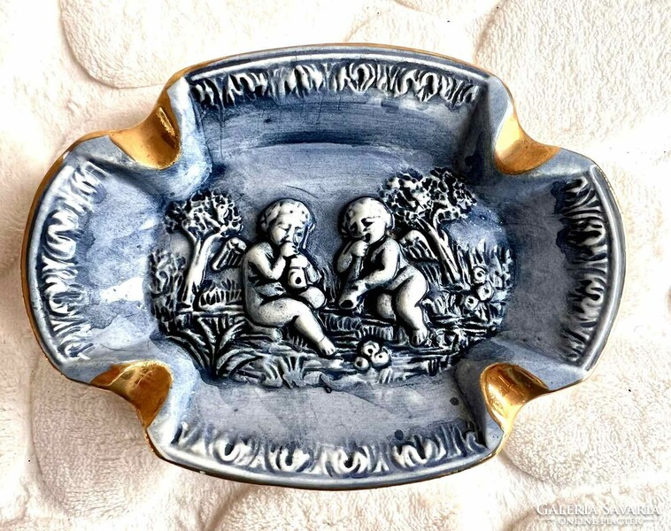 R. Capodimonte Impozáns zenélő angyalokkal díszített aranykontúros olasz porcelán hamuzó
