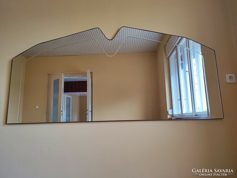 Fali tükör keretbe foglalva 180 cm széles 85 cm magas, a széleknél 60 cm magas