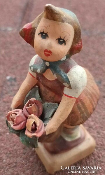 Antik kerámia kislány virággal