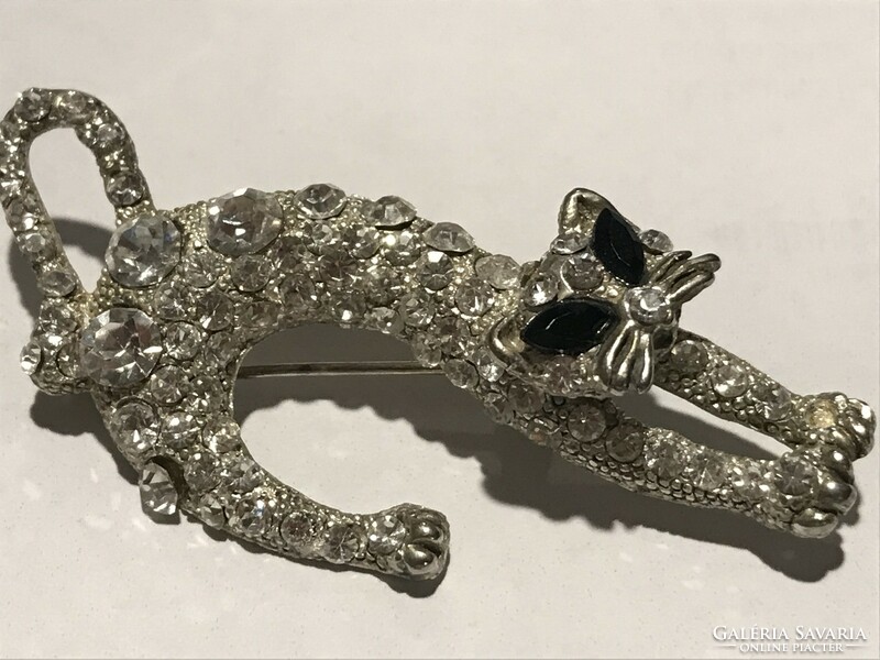 Stretching cat brooch inlaid with swarovski crystals, 6 x 4 cm