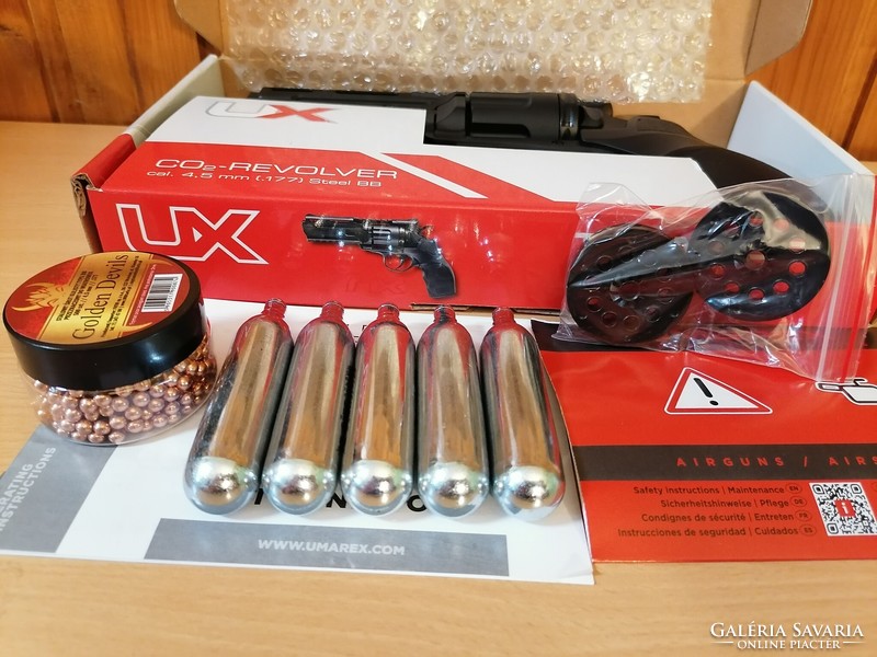 Umarex tornado revolver air pistol with gifts.