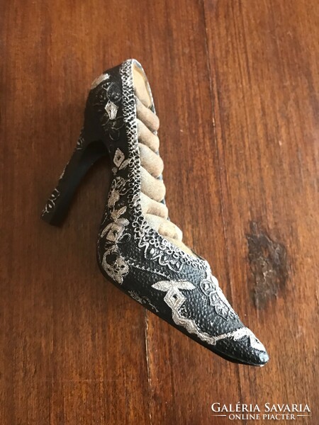 Gyűrűtartó cipőcske. Ausztriában vettem.Mérete: 15x9 cm Nagyon szép.