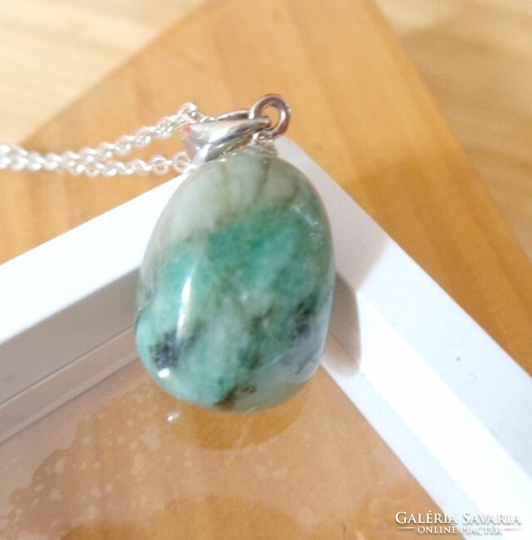 Emerald pendant with chain