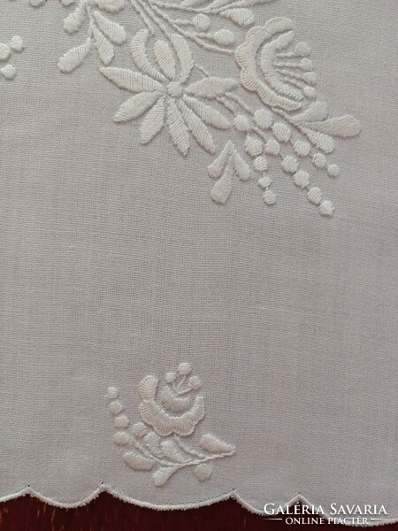 White embroidered azure tablecloth / runner
