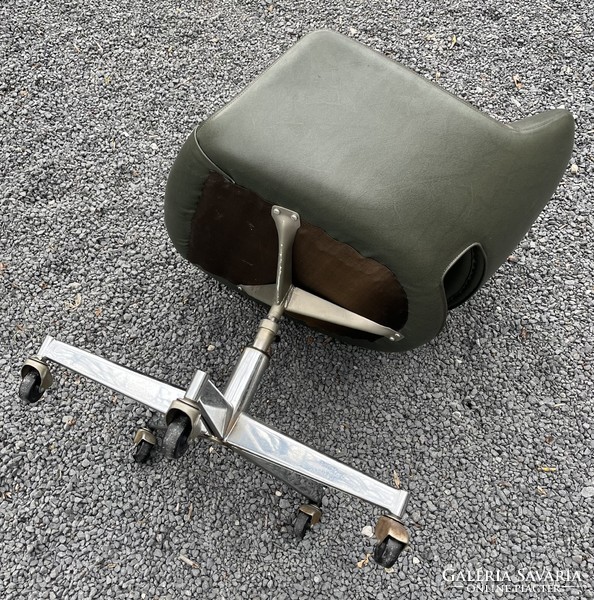 Mid-century swivel chair