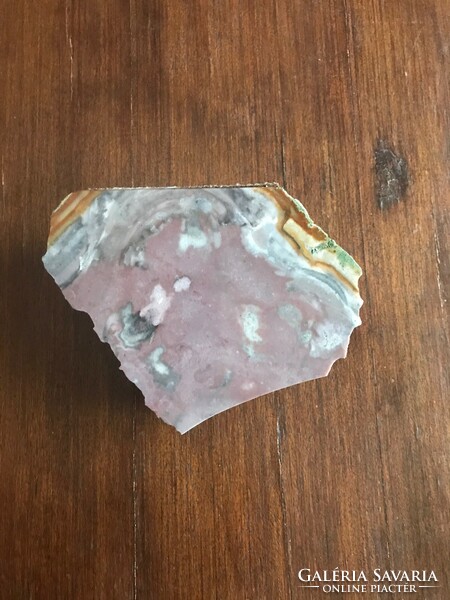 Egy darab márvány kőzet. Hátha gyűjti valaki. Mérete: 15x12 cm
