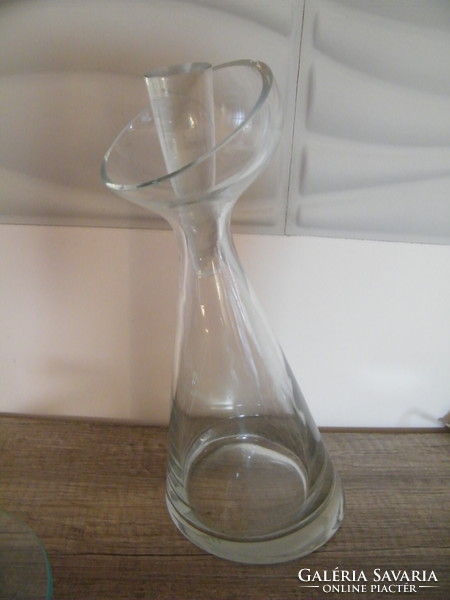 Különleges formájú bor dekantáló üvegpalack, borospalack dúgóval