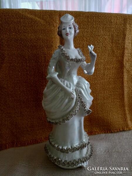 Alba Julia Romanian porcelain figurine 12,000