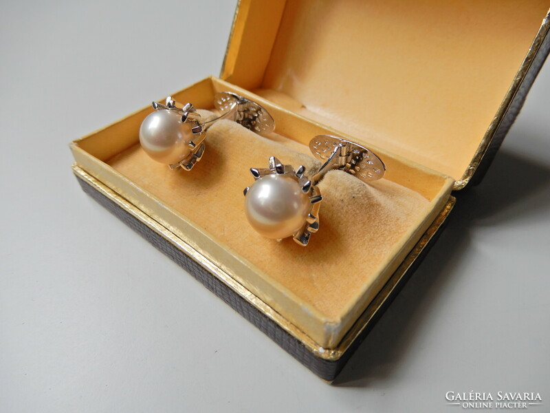 Women's silver cufflinks with a pair of pearls