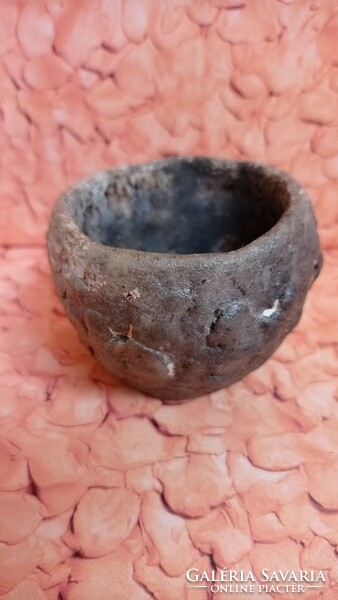Amorf jellegű feketés barna raku kerámia pohár, keleti stílusú dísz csésze