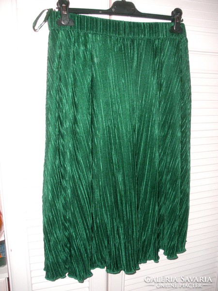 Green skirt with pleated material, elastic waist 42