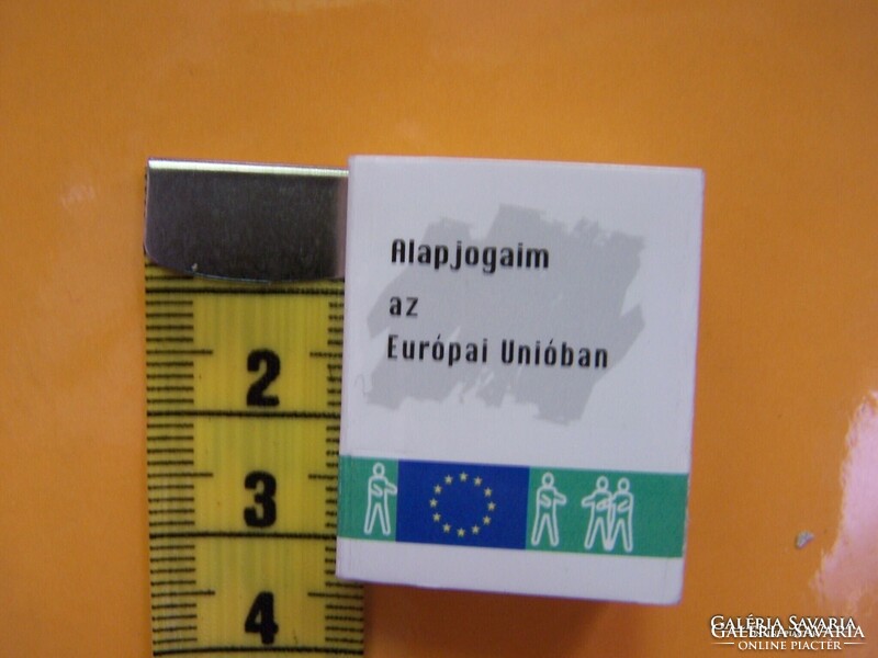 Minikönyv! Méretei: 2,5 cm x 3,0 cm 88 oldal  Alapjogaim az Európai Unióban Az Európai Unió alapjogi