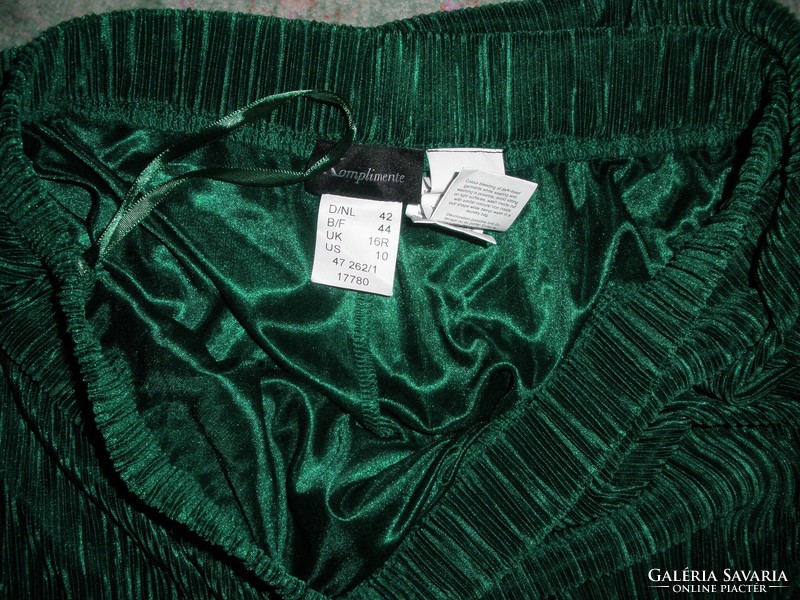 Green skirt with pleated material, elastic waist 42