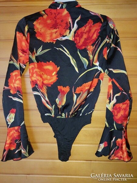 Floral, bell-sleeved, open front, laced missguided body. Novel.