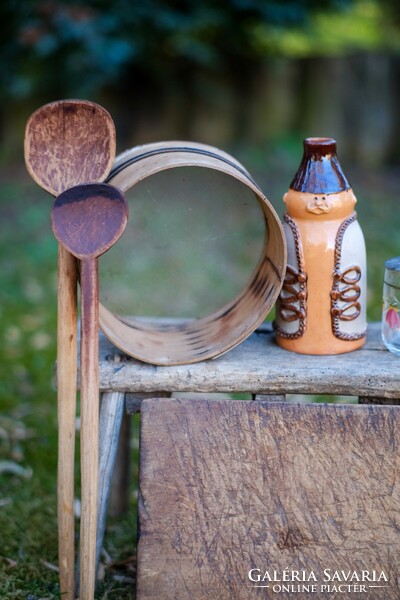 Chopping board, miska pot, wooden spoon, mug with lid, sieve folk decoration set