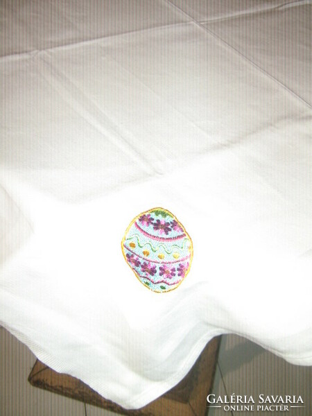Aranyos fehér Húsvéti tojással díszített damaszt terítő