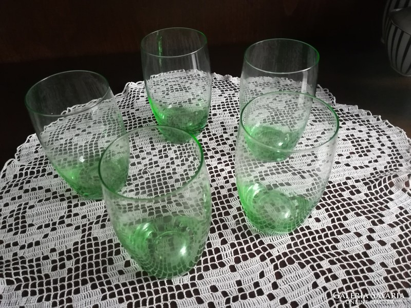 Zöld boros poharak