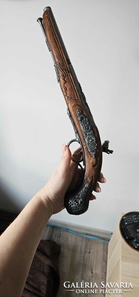 Kovás előltöltős pisztoly replika spanyol díszfegyver fa anyagú, fém veretekkel