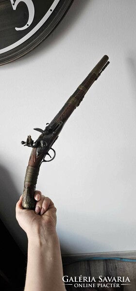 Kovás előltöltős pisztoly replika spanyol díszfegyver fa anyagú, fém veretekkel﻿