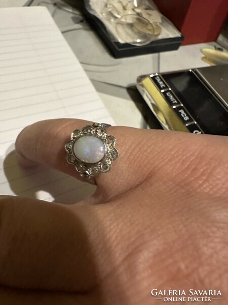 Nagyon szép antik 14 kr aranygyűrű szép Opállal és gyémánttal diszitve eladó!Ara:108.000.-