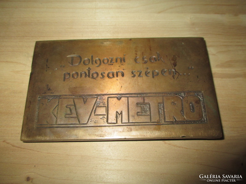 Kév-metro memorial plaque, small lenke