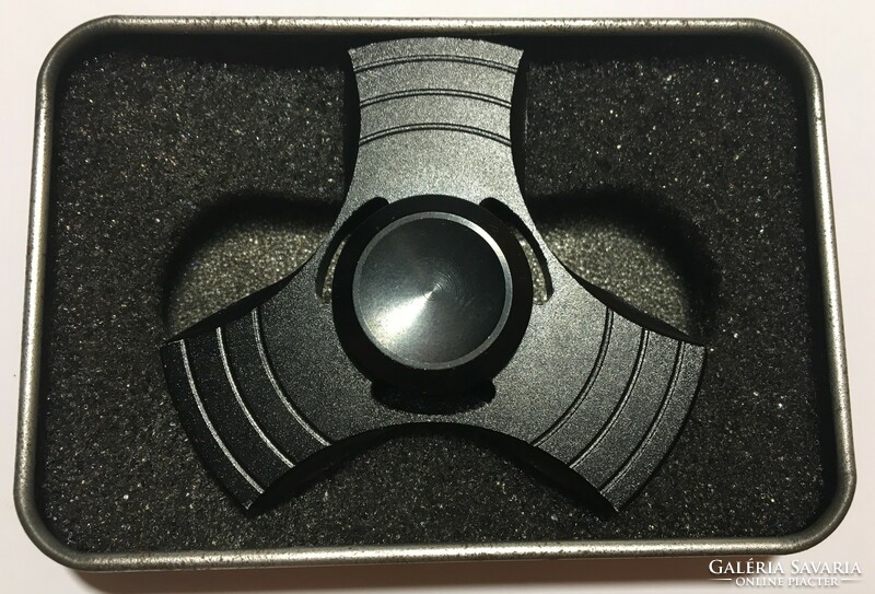 Fidget spinner pörgettyű fekete eredeti fém dobozában gyűjtőknek kézi búgócsiga