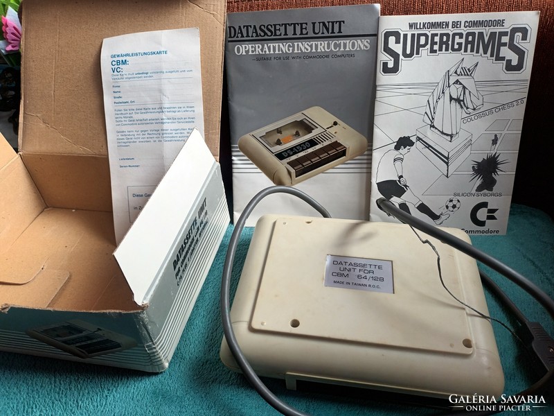 Commodore Datassette Unit 64 magnó, eredeti dobozában, leírásával, gyűjtői darab