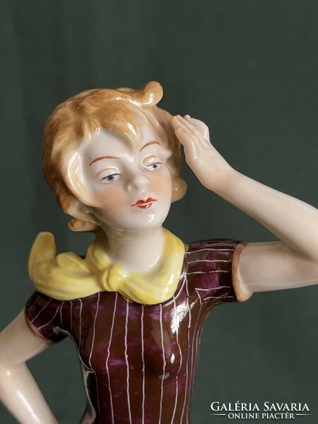 Volkstedt sálas lány porcelán figura lila csíkos pólóban (P0013)