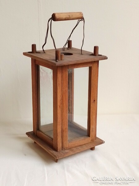 Antik régi nagyméretű fa lámpa, kézi gyertyás lámpás falusi istállólámpa, lovaskocsi lámpa, 25 cm