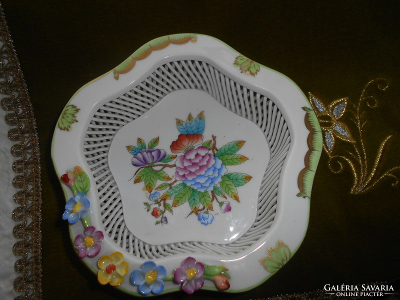 Herend porcelain basket with Victoria pattern