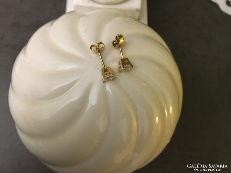 14 karátos sárga arany bedugós fülbevaló cirkónium kővel