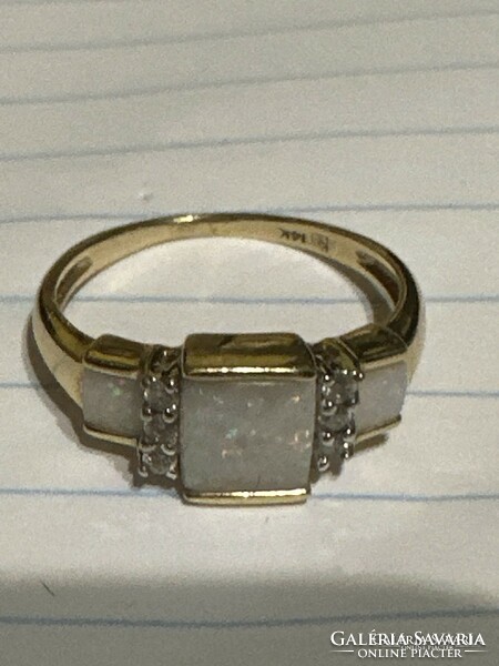Old 14 kt yellow gold ring with white opal 54-55, 2.5 Grams