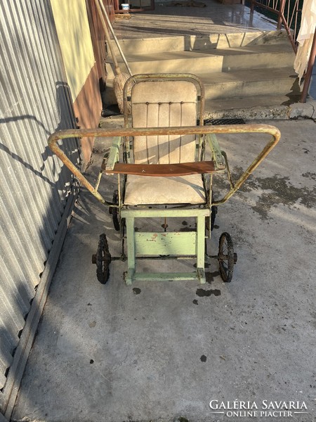 Stroller from the 1950s, in need of a complete renovation