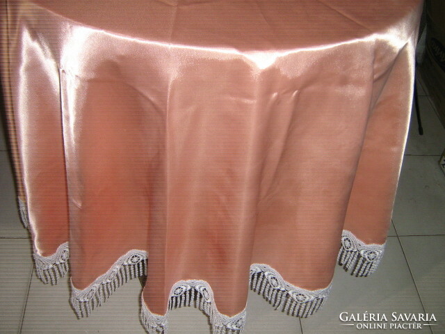 Gyönyörű barackrózsaszín csipkés rojtos szélű kerek selyem terítő