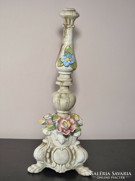 *Olasz Bassano" manufaktúra munkája, fajansz asztali lámpatest, plasztikus virág díszítéssel.