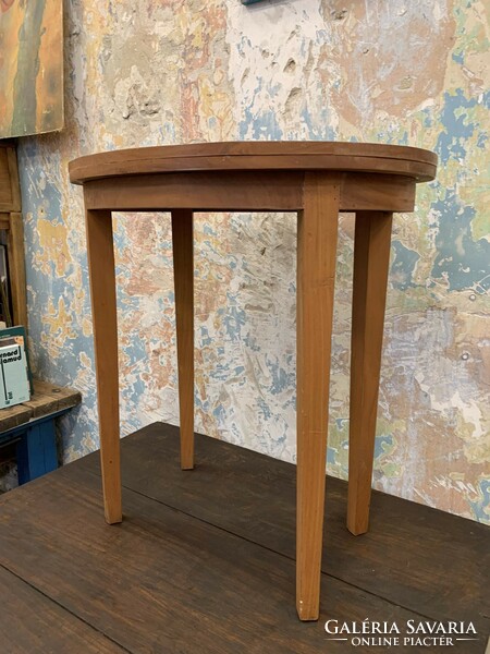 Oval side table made of solid wood