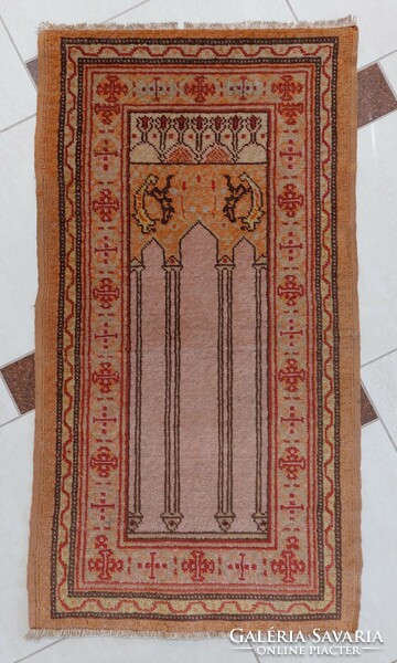 Retro wall tapestry old oriental prayer rug stylized mosque pattern 114 × 60 cm