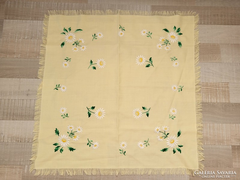 Hand-embroidered tablecloth_daisy