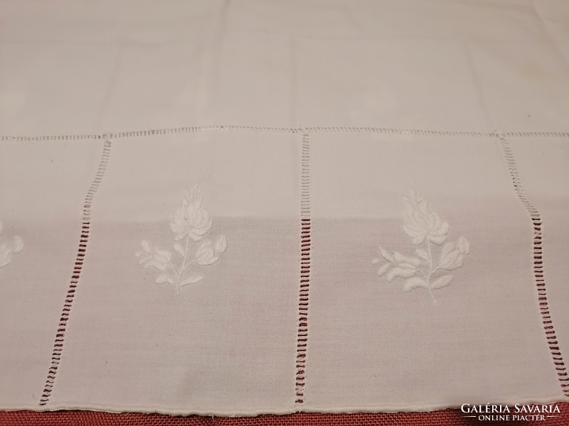 Snow white embroidered tablecloth 150x115 cm