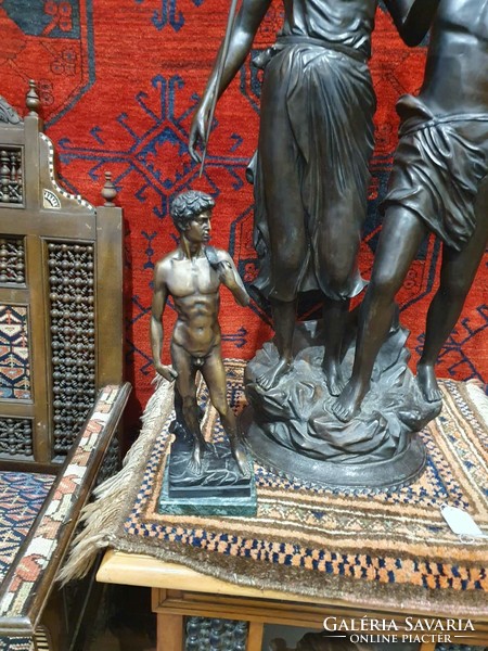 Michelangelo Dávid szobra bronzból. Nagyon szépen kidolgozott.40cm magas. Márvány talapzaton.