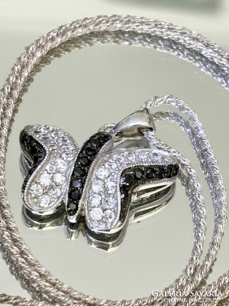 Dazzling silver necklace and pendant with a butterfly motif
