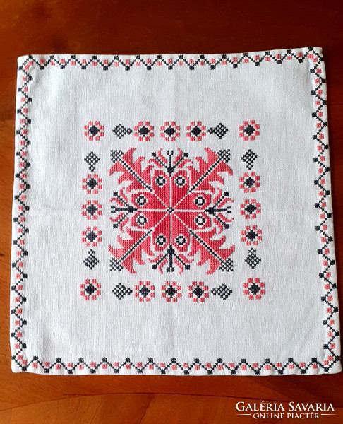 Cross stitch tablecloth. 30X30 cm