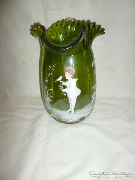 Antik zöld fúvott fodros üveg szakított kancsó fiúcska figurával