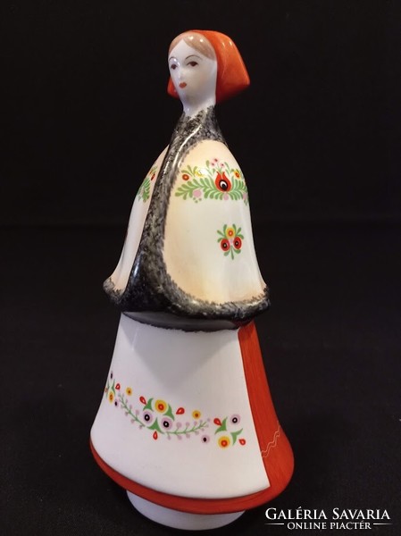 Aquincumi népviseletes porcelán lány